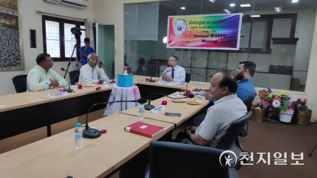 알라마 사예드 압둘라 타리크 종교와 지식 국제단체 단체장이 2019년 5월 19일에 열린 인도 람푸르 종연사에 참석하고 있다. (제공: HWPL)