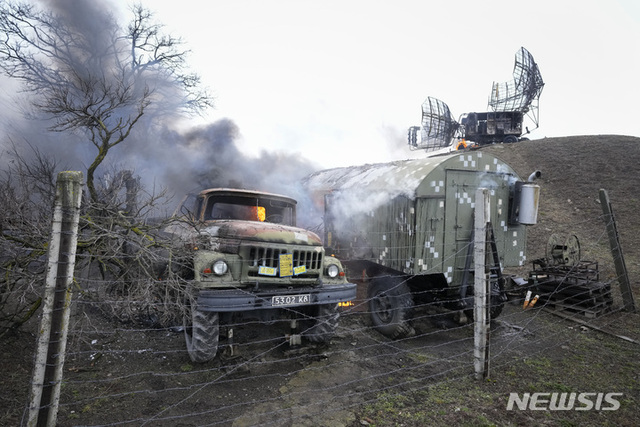 24일(현지시간) 우크라이나 도네츠크주 마리우폴 외곽의 우크라이나군 레이더 등 군사시설이 러시아의 포격으로 손상돼 있다. 우크라이나 관리들은 러시아군이 서쪽을 제외한 모든 곳에서 우크라이나로 진입했다고 밝혔다. (출처: 뉴시스)