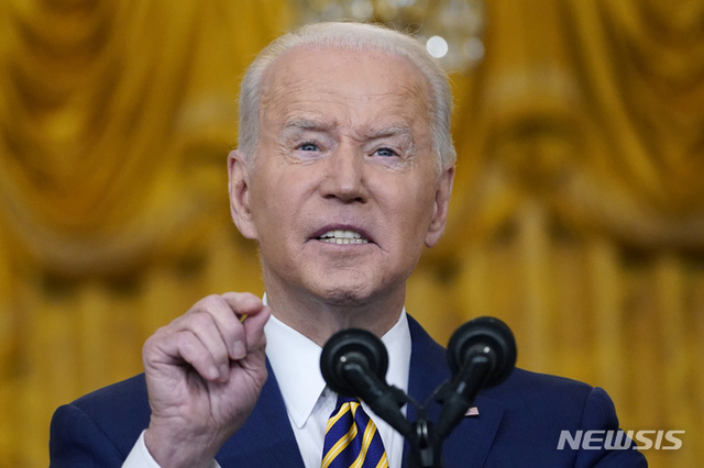 조 바이든 미국 대통령이 19일(현지시간) 워싱턴 백악관의 이스트룸에서  기자회견 하고 있다. 바이든 대통령은 우크라이나 침공 위기에 대해 “러시아에 재앙이 될 것”이라며 “러시아와 그 경제에 비싼 대가를 부과하고 상당한 피해를 줄 준비가 됐다”라고 경고했다. (출처: 뉴시스)