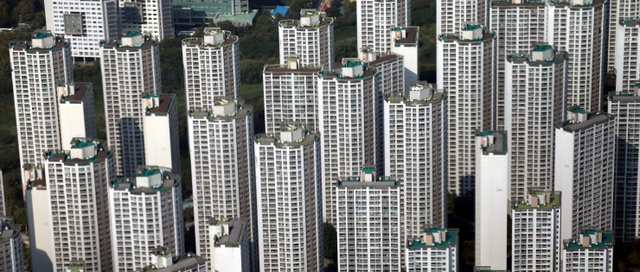 [천지일보=남승우 기자] 서울 송파구 롯데월드타워 전망대 서울스카이에서 바라본 아파트 단지의 모습. ⓒ천지일보DB