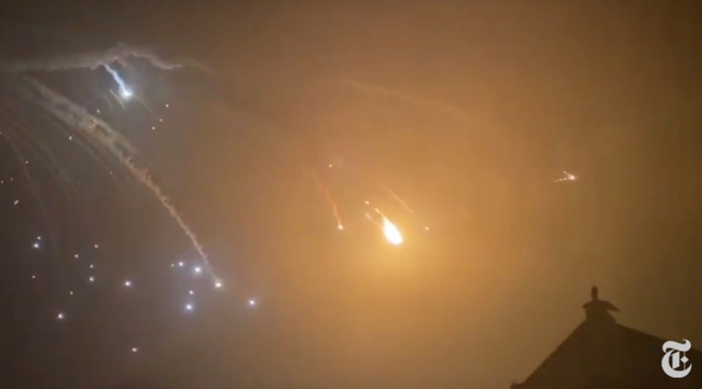 25일(현지시간) 새벽 우크라이나 키예프 남부 외곽 상공에서 큰 폭발이 일어난 장면. 뉴욕타임스(NYT)가 확인한 이 영상에는 미사일이 최소 2개 이상 발사된 것으로 나타났다. (출처: 트위터, NYT)