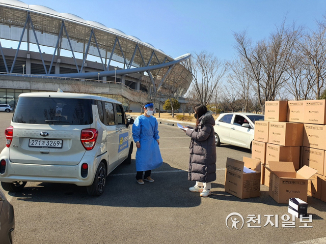 25일 진주시 관계자가 어린이집 영유아와 노인사회복지시설 이용자를 대상으로 신속항원검사 키트를 배부하고 있다. (제공: 진주시) ⓒ천지일보 2022.2.25