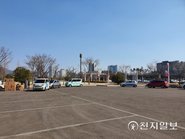 25일 진주시 관계자가 어린이집 영유아와 노인사회복지시설 이용자를 대상으로 신속항원검사 키트를 배부하고 있다. (제공: 진주시) ⓒ천지일보 2022.2.25