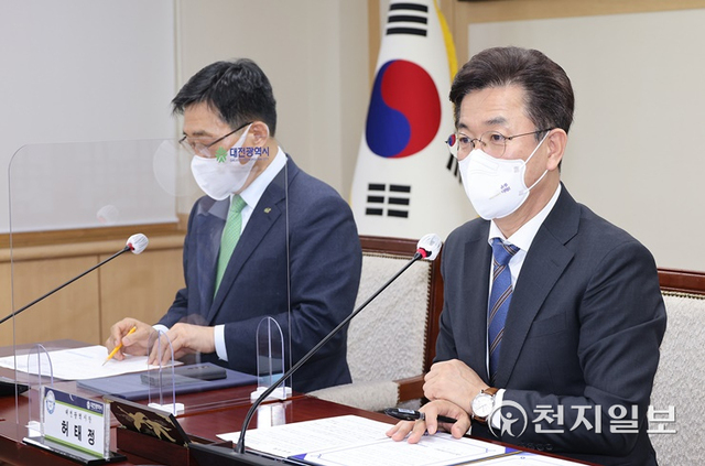 대전시가 25일 대전시청 중회의실에서 한국농수산식품유통공사와 저탄소 식생활 문화 확산 및 지역경제 활성화를 위한 업무협약을 체결했다. (제공: 대전시) ⓒ천지일보 2022.2.25