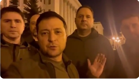 볼로디미르 젤렌스키 우크라이나 대통령이 25일(현지시간) 나라의 독립을 수호하겠다고 다짐하며 수도 키예프 거리에서 보좌관들과 촬영한 영상을 공개했다. (출처: 우크라이나군 트위터 캡처)