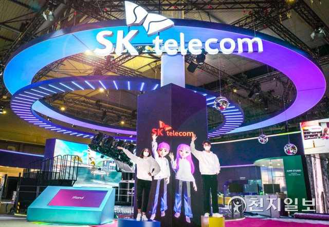SK텔레콤 전시관에서 현지 모델들이 메타버스 서비스 ‘이프랜드(ifland)’를 소개하고 있다. (제공: SK텔레콤) ⓒ천지일보 2022.2.27