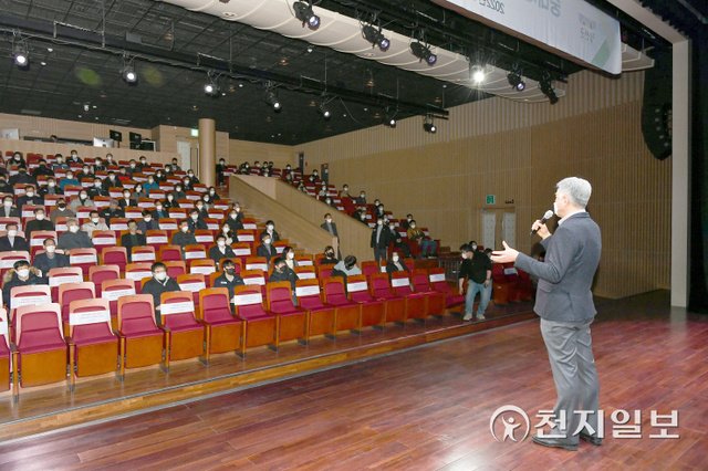 28일 최승준 정선군수가 정선군문화예술회관에서 정선군과 출연기관 직원들을 대상으로 안전·보건 실무교육을 하고 있다. (제공: 정선군청) ⓒ천지일보 2022.2.28