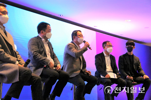 [천지일보 바르셀로나=황해연 기자] 유영상 SK텔레콤 사장이 지난 28일(현지시각) 스페인 바르셀로나에서 기자 간담회를 열고 3대 ‘Next Big-tech(이프랜드, 사피온, 양자암호)’의 글로벌 진출을 본격화한다고 밝힌 가운데 취재진 질문에 답하고 있다. (왼쪽부터)조익환 Metaverse개발담당, 한명진 CSO, 유영상 사장, 하민용 Innovation Suite담당, 이종민 T3K Innovation담당. ⓒ천지일보 2022.3.1