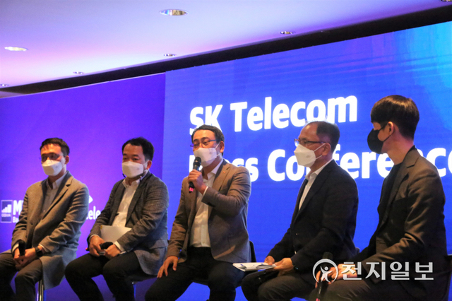 [천지일보 바르셀로나=황해연 기자] 유영상 SK텔레콤 사장이 지난 28일(현지시각) 스페인 바르셀로나에서 기자 간담회를 열고 3대 ‘Next Big-tech(이프랜드, 사피온, 양자암호)’의 글로벌 진출을 본격화한다고 밝혔다. (왼쪽부터)조익환 Metaverse개발담당, 한명진 CSO, 유영상 사장, 하민용 Innovation Suite담당, 이종민 T3K Innovation담당. ⓒ천지일보 2022.3.1