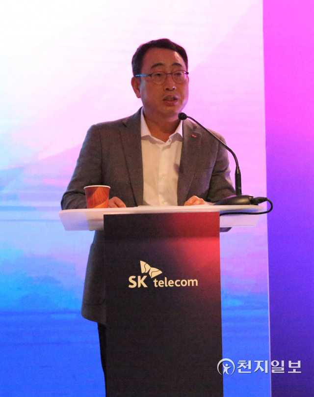 [천지일보 바르셀로나=황해연 기자] 유영상 SK텔레콤 사장이 지난 28일(현지시각) 스페인 바르셀로나에서 기자 간담회를 열고 3대 ‘Next Big-tech(이프랜드, 사피온, 양자암호)’의 글로벌 진출을 본격화한다고 밝혔다. 사진은 유 사장이 발언하는 모습. ⓒ천지일보 2022.3.1
