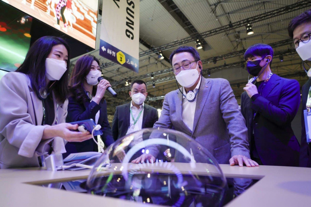 28일(현지시간) 스페인 바르셀론에서 개막한 이동통신 전시회 모바일월드콩그레스(MWC) 2022 전시장에서 유영상 SK텔레콤 사장이 SK텔레콤 전시관을 둘러보고 있다. (출처: 연합뉴스)