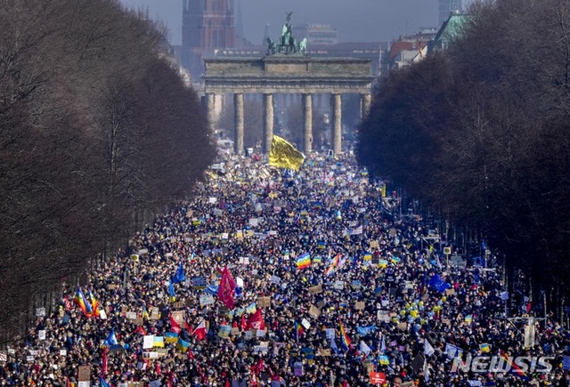 2월 27일(현지시간) 독일 베를린에서 러시아의 우크라이나 침공에 반대하는 집회가 열렸다. 이날 집회에는 10만명 이상이 참가한 것으로 알려졌다. (출처: 뉴시스)