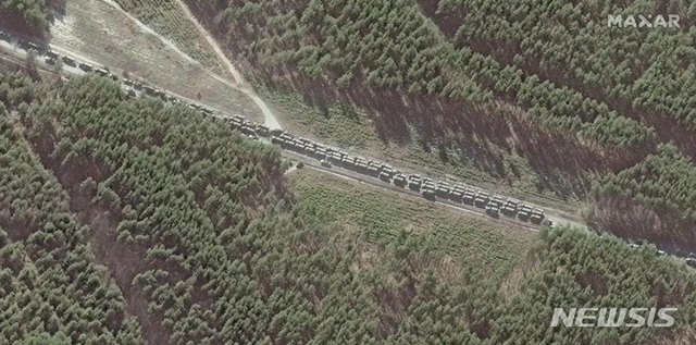 2월 28일(현지시간) 맥사 테크놀로지가 제공한 이 위성사진은 우크라이나 키예프 북서쪽 이반키우 남동쪽에서 러시아 수송대의 끝을 보여준다. 맥사는 러시아군 수송대의 길이가 64㎞에 달한다고 밝혔다. (출처: 뉴시스)