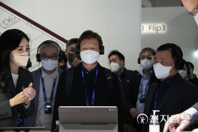 황현식 LG유플러스 대표(왼쪽 세 번째)가 노태문 삼성전자 무선사업부장으로부터 갤럭시탭S8을 소개받고 있다. ⓒ천지일보 2022.3.1