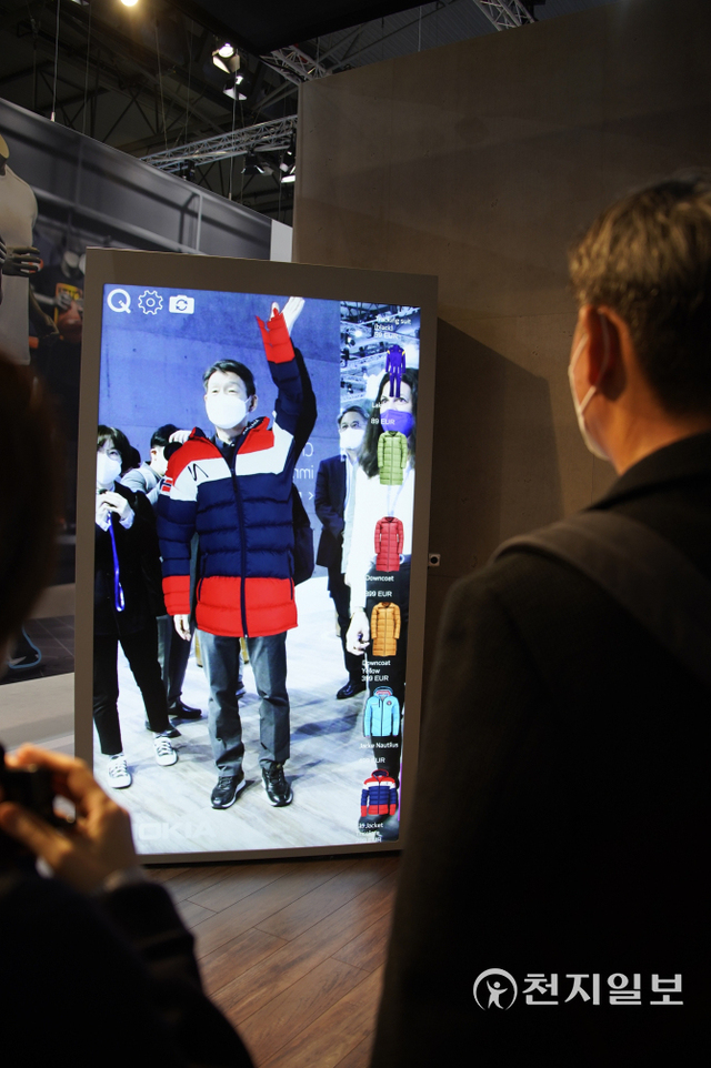 황현식 LG유플러스 대표가 노키아 부스에서 5G 기반의 디지털쇼룸을 체험하고 있다. ⓒ천지일보 2022.3.1