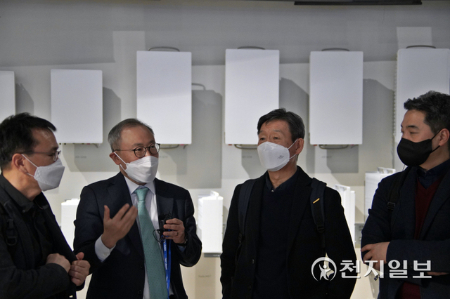 황현식 LG유플러스 대표(오른쪽 두 번째)가 에릭슨의 400㎒ 폭의 주파수를 지원하는 64TRx 5G 4세대 장비를 소개받고 있다. ⓒ천지일보 2022.3.1