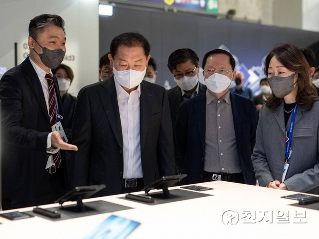 [천지일보 바르셀로나=손지아 기자] 삼성전자 고위 관계자들이 스페인 바르셀로나에서 개막한 모바일 월드 콩그레스(MWC)에 마련된 삼성전자 부스를 참관하고 있다. (왼쪽부터) MX사업부 마케팅팀 김창영 상무, DX부문장 한종희 부회장, 경영지원실장 박학규 사장, MX사업부 마케팅팀장 최승은 부사장. (MWC22 공동취재단) ⓒ천지일보 2022.2.28