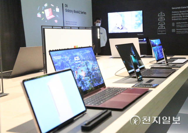 [천지일보 바르셀로나=황해연 기자] 28일(현지시간) 모바일 월드 콩그레스(MWC)가 개최된 스페인 바르셀로나 피라 그란 비아 전시관에 자리 잡은 삼성전자 부스에서 제품들을 체험해볼 수 있는 공간이 마련돼 있다. 사진은 갤럭시 북2 프로 시리즈 제품. ⓒ천지일보 2022.3.1