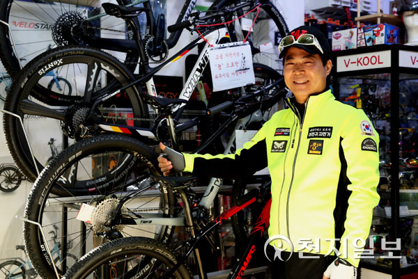 [천지일보=박준성 기자] 어전귀 대표가 경기도 안양시에 위치한 어전귀 자전거 TM&S(토탈멀티샵)에서 본지와 인터뷰를 한 뒤 자전거를 배경으로 사진 촬영을 하고 있다. ⓒ천지일보 2022.3.1