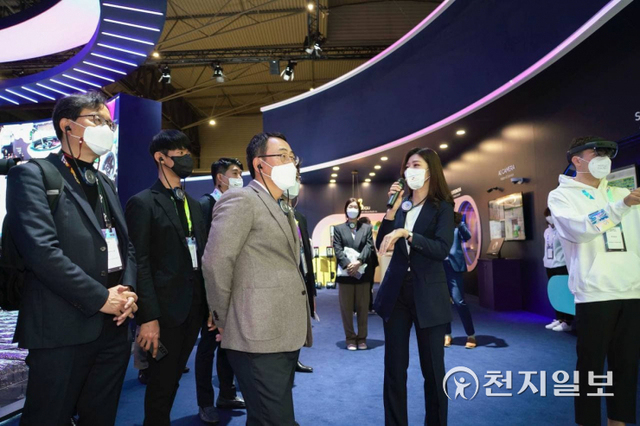 [천지일보 바르셀로나=손지아 기자] 세계이동통신사업자연합회(GSMA)가 개최하는 모바일 월드 콩그레스(MWC) 개막 첫날인 28일(현지시간) 유영상 SK텔레콤 대표가 자사 부스에서 참관하고 있다. (MWC22 공동취재단) ⓒ천지일보 2022.2.28