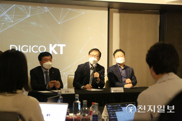 [천지일보 바르셀로나=황해연 기자] 구현모 KT 대표가 1일(현지시간) 스페인 바르셀로나에서 기자 간담회를 개최한 가운데 취재진 질문에 답변하고 있다. ⓒ천지일보 2022.3.2