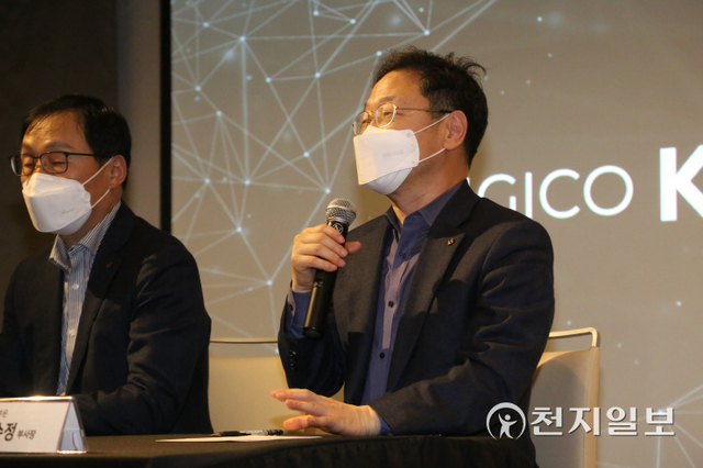 [천지일보 바르셀로나=황해연 기자] 신수정 KT 부사장(엔터프라이즈 부문장)이 1일(현지시간) 스페인 바르셀로나에서 개최된 기자 간담회에서 취재진 질문에 답변하고 있다. ⓒ천지일보 2022.3.2