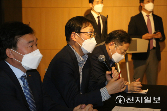 [천지일보 바르셀로나=황해연 기자] 구현모 KT 대표가 1일(현지시간) 스페인 바르셀로나에서 기자 간담회를 개최한 가운데 취재진 질문에 답변하고 있다. ⓒ천지일보 2022.3.2