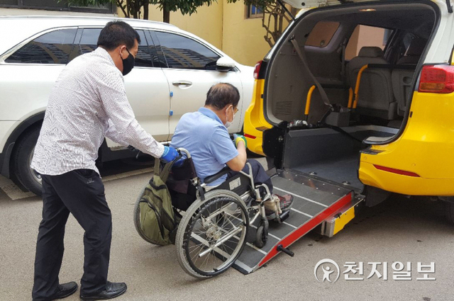 진주시 교통약자 콜택시 이용 모습. (제공: 진주시) ⓒ천지일보 2021.9.24
