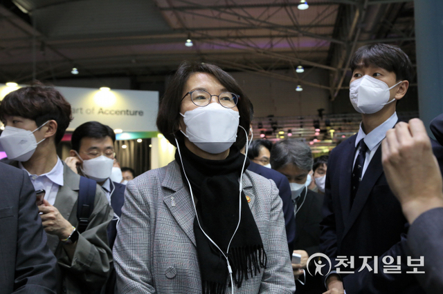 [천지일보 바르셀로나=황해연 기자] 임혜숙 과학기술정보통신부 장관이 28일(현지시간) 스페인 바르셀로나에서 개최된 모바일 월드 콩그레스(MWC) 내 마련된 KT 부스를 둘러보고 있다. ⓒ천지일보 2022.2.28