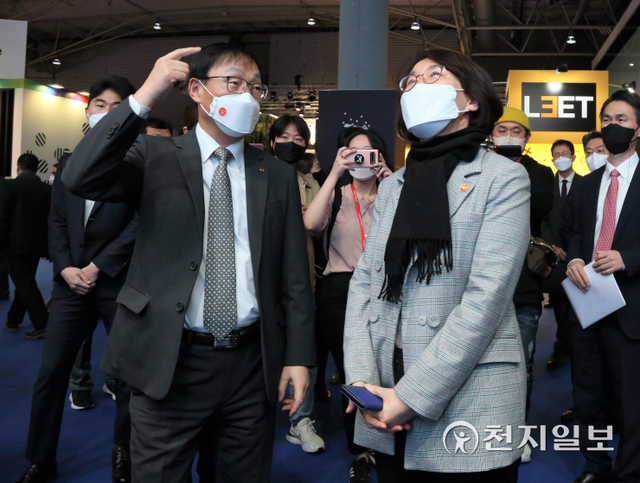 [천지일보 바르셀로나=황해연 기자] 구현모 KT 대표와 임혜숙 과학기술정보통신부 장관이 28일(현지시간) 스페인 바르셀로나에서 개최된 모바일 월드 콩그레스(MWC) 내 마련된 KT 부스에 방문해 둘러보고 있다. ⓒ천지일보 2022.2.28