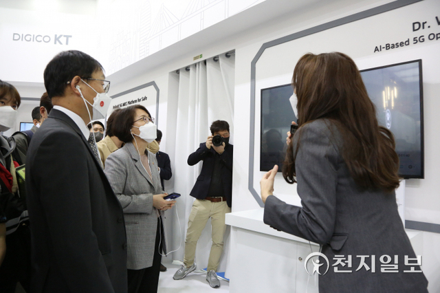 [천지일보 바르셀로나=황해연 기자] 구현모 KT 대표와 임혜숙 과학기술정보통신부 장관이 28일(현지시간) 스페인 바르셀로나에서 개최된 모바일 월드 콩그레스(MWC) 내 마련된 KT 부스를 둘러보고 있다. ⓒ천지일보 2022.2.28