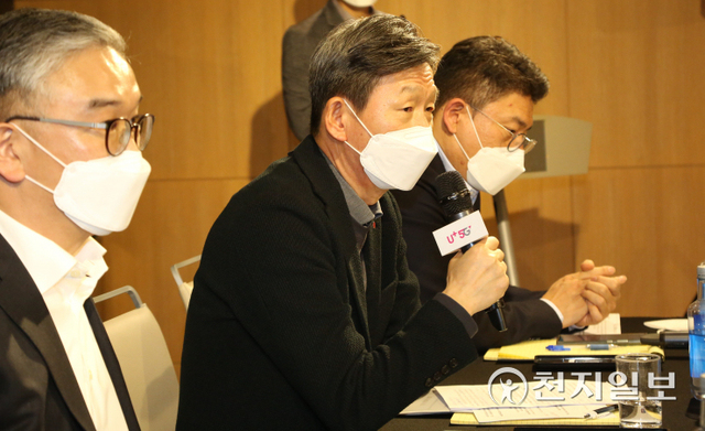 [천지일보 바르셀로나=황해연 기자] 황현식 LGU+ 대표가 1일 오후(현지시간) 스페인 바르셀로나 현지에서 개최된 MWC2022 기자 간담회에서 취재진의 질문에 답변하고 있다. ⓒ천지일보 2022.3.2