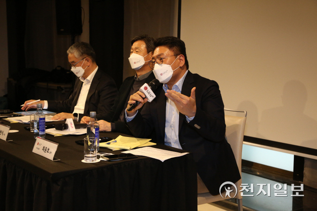 [천지일보 바르셀로나=황해연 기자] 1일 오후(현지시간) 스페인 바르셀로나 현지에서 LG유플러스의 MWC 기자 간담회가 개최된 가운데 최윤호 LGU+ XR사업담당(상무)이 취재진 질문에 답변하고 있다. ⓒ천지일보 2022.3.2