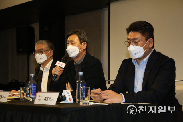 [천지일보 바르셀로나=황해연 기자] 황현식 LG유플러스 대표가 1일 오후(현지시간) MWC 2022가 열린 스페인 바르셀로나에서 기자 간담회를 열고 취재진의 질문에 답변하고 있다. ⓒ천지일보 2022.3.2