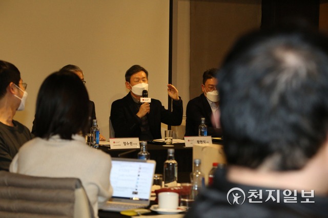 [천지일보 바르셀로나=황해연 기자] 황현식 LG유플러스 대표가 1일 오후(현지시간) 스페인 바르셀로나 현지에서 개최된 MWC2022 기자 간담회에서 취재진의 질문에 답변하고 있다. ⓒ천지일보 2022.3.2