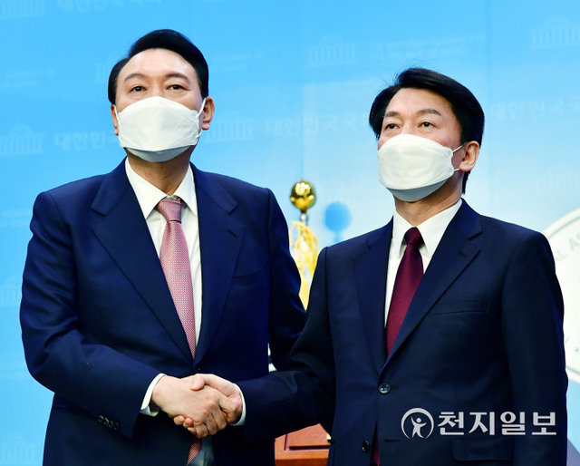 [천지일보=박준성 기자] 국민의힘 윤석열 대선 후보와 국민의당 안철수 대선 후보가 3일 오전 서울 여의도 국회 소통관에서 단일화 공동 기자회견을 마친 뒤 손을 맞잡고 있다. ⓒ천지일보 2022.3.3