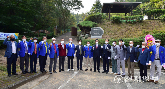 [천지일보 진주=최혜인 기자] 7일 경남 진주시 상락원에서 조규일 시장, 이상영 시의회 의장, 체육회장을 비롯한 대한·경남도·진주시 파크골프협회장 등 관계자들이 참석한 가운데 ‘대한민국 파크골프 시발지 표지석 제막식’이 열리고 있다.지난 2000년 6월 개장한 상락원 파크골프장은 8264㎡ 6홀 규모이며, 상락원은 대지 8만 8697㎡에 연면적 2376㎡, 지상 1층, 4개 동 규모의 노인복지타운이다.이날 조규일 진주시장은 “파크골프는 어르신들의 여가선용과 건강 관리는 물론 삼대가 어우러져 같이 즐길 수 있는 안전한 스포츠”라며 “앞으로 파크골프의 저변이 더욱 확대돼 많은 어르신이 색다른 골프의 묘미를 만끽하시길 바란다”고 말했다. (사진 제공: 진주시) ⓒ천지일보 2021.10.8