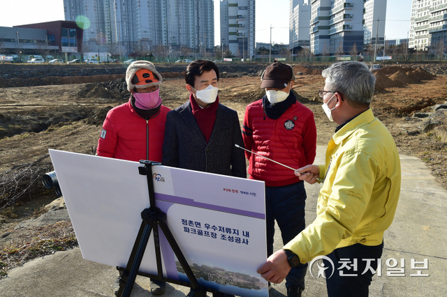 조규일 시장(왼쪽 두번째)을 비롯한 관계자들이 지난 4일 정촌면민과 공사현장을 방문해 사업현항을 점검하고 있다. ⓒ천지일보 2022.2.7