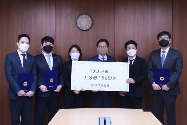 3일 서울 동대문구 동아오츠카 본사 회의실에서 진행된 창립 43주년 기념식에서 조익성 동아오츠카 대표이사 사장(왼쪽에서 네번째)과 동아오츠카 임직원들이 장기근속 포상 기념사진 촬영을 진행하고 있다. (제공: 동아오츠카)