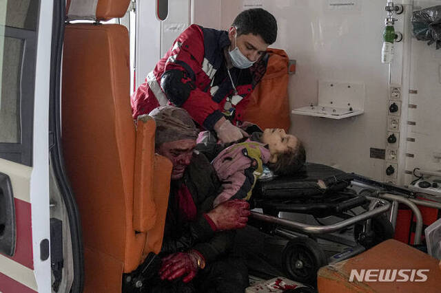 [마리우폴/AP=뉴시스] 우크라이나 동부 마리우폴에서 지난 2월27일(현지시간) 구급대원이 러시아군의 포격으로 부상당한 6세 소녀에게 심폐소생술을 실시하고 있다. 2022.03.01.