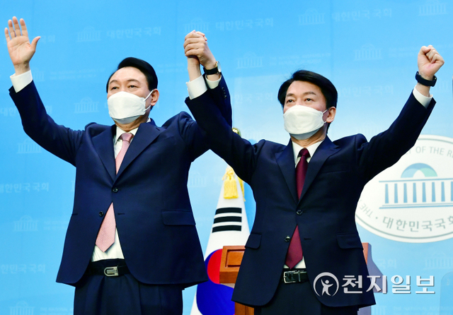 [천지일보=박준성 기자] 국민의힘 윤석열 대선 후보와 국민의당 안철수 대선 후보가 3일 오전 서울 여의도 국회 소통관에서 단일화 공동 기자회견을 마친 뒤 손을 맞잡고 있다. ⓒ천지일보 2022.3.3
