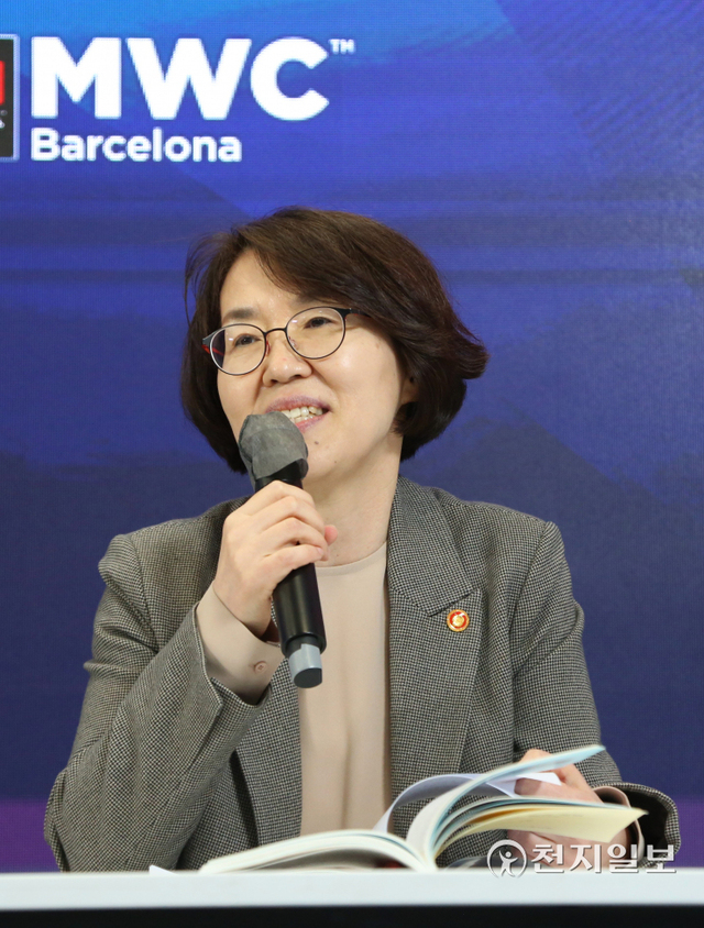[천지일보 바르셀로나=황해연 기자] 임혜숙 과학기술정보통신부 장관이 2일(현지시간) 모바일 월드 콩그레스(MWC)가 개최된 스페인 바로셀로나에서 열린 기자 간담회에 참석해 취재진들의 질문에 답변하고 있다. ⓒ천지일보 2022.3.3