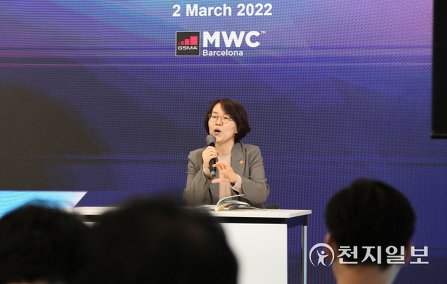 [천지일보 바르셀로나=황해연 기자] 임혜숙 과학기술정보통신부 장관이 2일(현지시간) 모바일 월드 콩그레스(MWC)가 개최된 스페인 바로셀로나에서 열린 기자 간담회에 참석했다. 사진은 임혜숙 장관이 취재진들의 질문에 답변하는 모습. ⓒ천지일보 2022.3.3