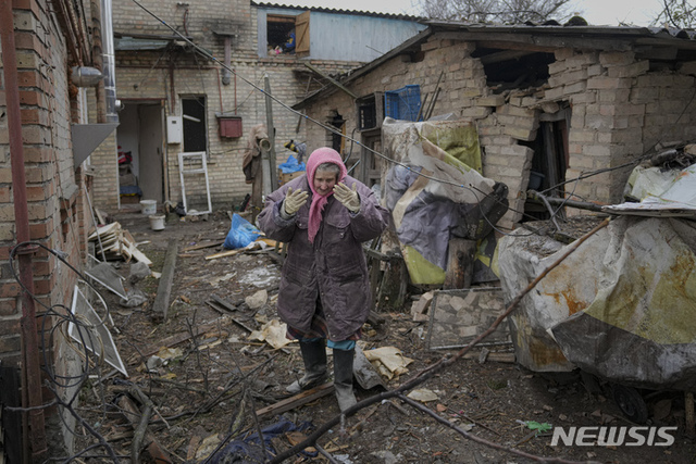 [키이우=AP/뉴시스] 2일(현지시간) 우크라이나 수도 키이우 외곽의 고렌카에서 한 여성이 러시아의 공습으로 파손된 집 뒤뜰을 둘러보며 눈물을 흘리고 있다. 2022.03.03.