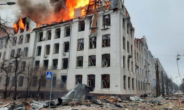 국가비상대책본부가 2일(현지시간) 오전 8시 10분경 러시아군이 하리코프 경찰청과 국립대학교 건물에 미사일 공격을 했다며 사진을 게재했다. (출처: 우크라이나 국가비상대책본부 트위터)