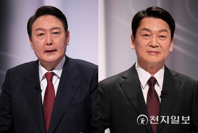 [천지일보=박준성 기자] 국민의힘 윤석열 대선 후보와 국민의당 안철수 대선 후보가 25일 서울 마포구 SBS 프리즘타워 오디토리움에서 열린 중앙선거관리위원회 주관 두 번째 TV 토론회에 참석해 토론 준비를 하고 있다. (인터넷기자협회) ⓒ천지일보 2022.2.25