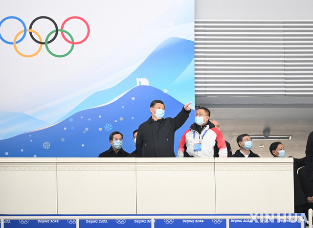 [베이징=신화/뉴시스] 시진핑 중국 국가주석이 지난 1월 4일 중국 베이징의 동계 스국립 스피드 스케이팅 경기장을 방문해 관계자들과 얘기하고 있다.