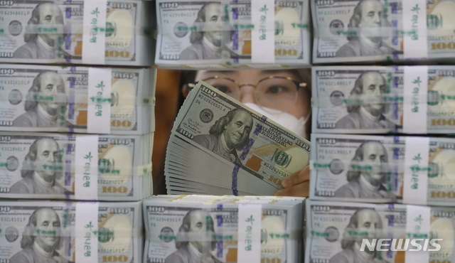 [서울=뉴시스] 이영환 기자 = 5일 오후 서울 중구 하나은행 위변조대응센터에서 직원이 달러를 검수하고 있다. 한국은행이 이날 발표한 2021년 12월말 외환보유액에 따르면 지난달 말 우리나라의 외환보유액은 4631억2000만 달러로 전월말(4639억1000만 달러)보다 7억9000만 달러 줄어들며 2개월 연속 감소했다.  2022.01.05.