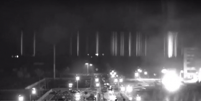 유럽에서 가장 큰 원자력 발전소인 우크라이나의 자포리자 원전이 러시아군의 공격을 받은 후 불이 났다고 4일(현지시간) 우크라이나 외무장관이 밝혔다. 사진은 자포리자 원전에서 화재로 연기가 나는 모습을 담은 CCTV 캡처. (출처: 동유럽 매체 넥스타 트위터)