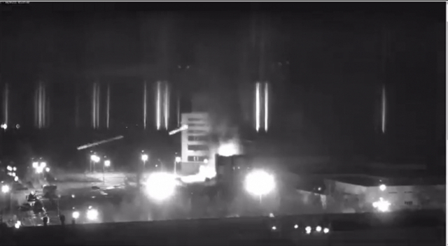 동유럽 매체 넥스타에서 올린 자포리아 원전 CCTV 영상에 따르면 4일(현지시간) 원전 건물들이 불타고 있는 가운데 러시아군의 총알이 빗발치고 있다. (출처: 넥스타 트위터 캡처)